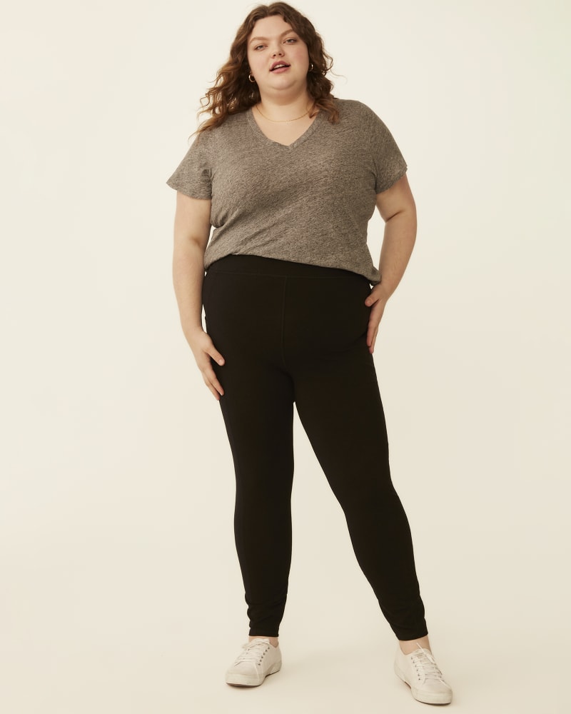 Plus size model with pear body shape wearing Lorelai Pocket Legging by Meri Skye | Dia&Co | dia_product_style_image_id:181606